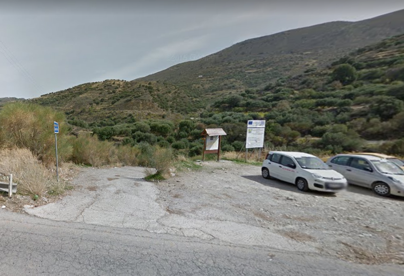 Стоянка автомобилей и поворот на дорогу к мосту